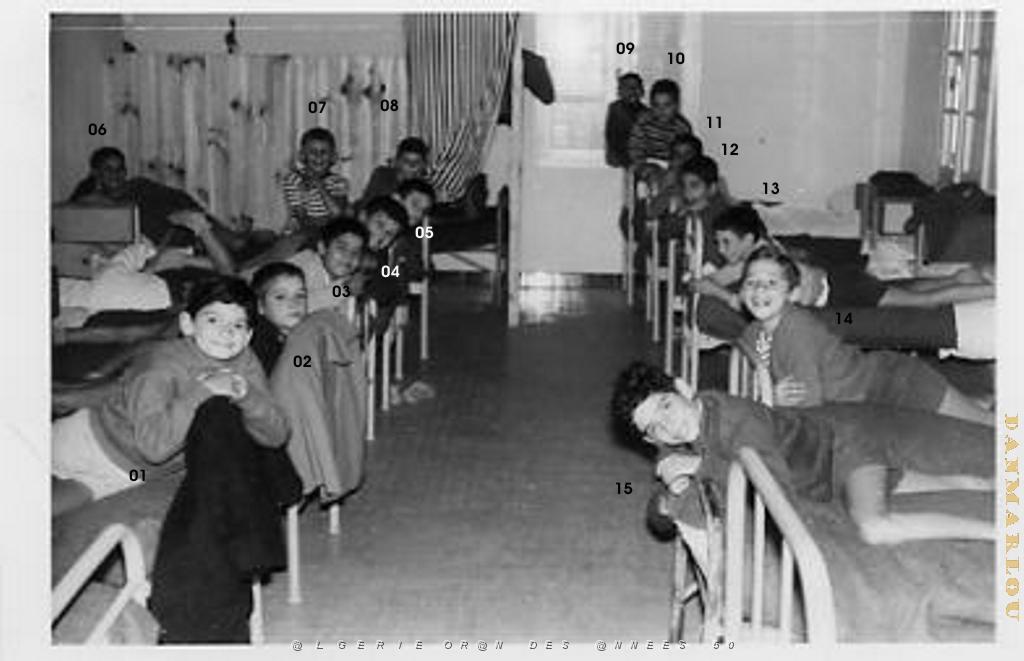 COLO ORE LES FRONTIGNES 1960 02 AU DORTOIR.JPG